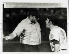 1970 Press Photo Yogi Berra, Met's first base coach argues a call with umpire.