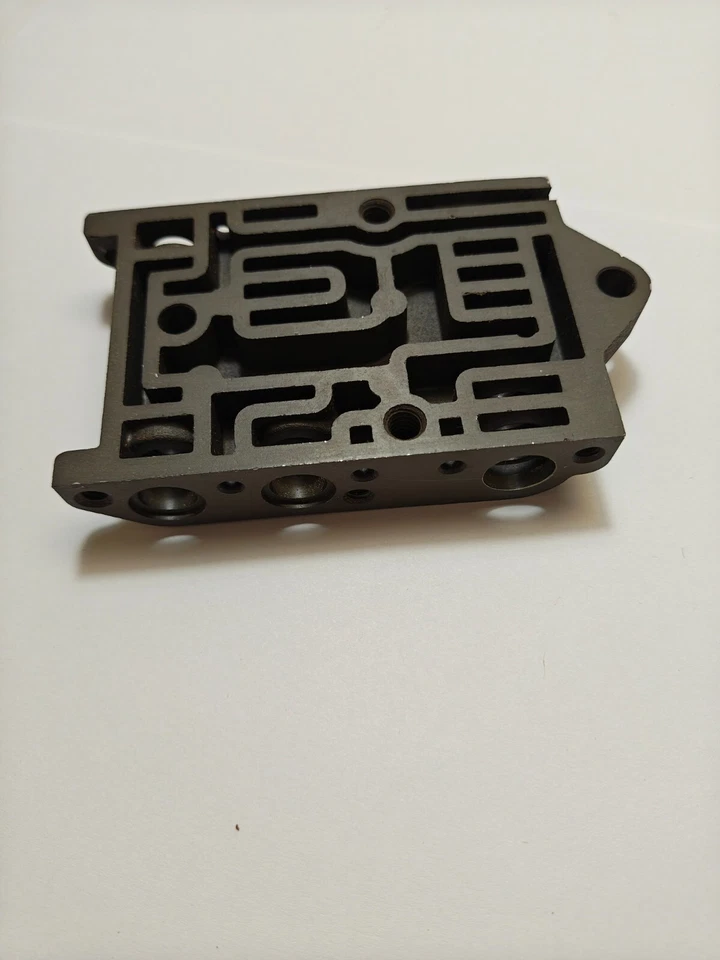 Корпус нижнего клапана коробки передач 1956 Chrysler Imperial Torqueflite 1732139 новый из старых запасов. - Изображение 4 из 4