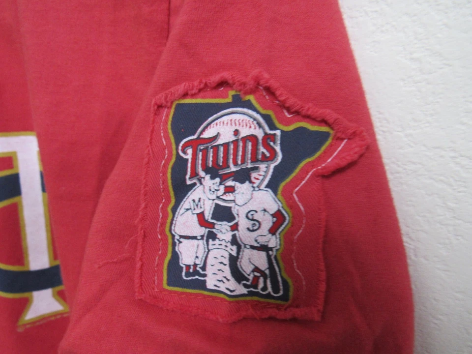 Vintage NWT Red Jacket Minnesota Twins Red Short-Sleeve T-Shirt Small - Image 3 of 4