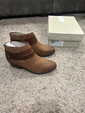 Clarks Addiy Cora Tan Brown Nubuck Comfort Distressed Zip Ankle Boots NIB