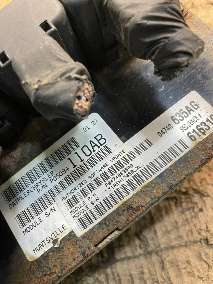 2005 Dodge Caravan 3.8L V6 ECU ECM Control Module p04748635ag u1764 DG - Image 4 of 4