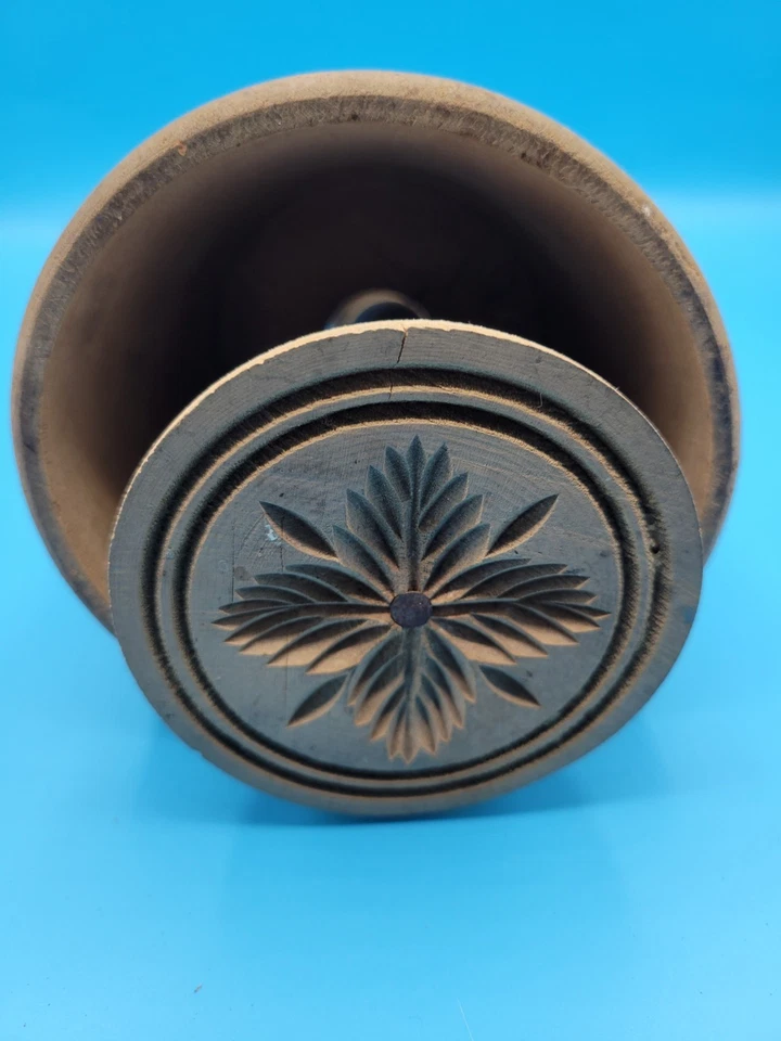 Hermoso molde de mantequilla antiguo grande de madera tallado a mano con sello de hojas Foto 3 de 4