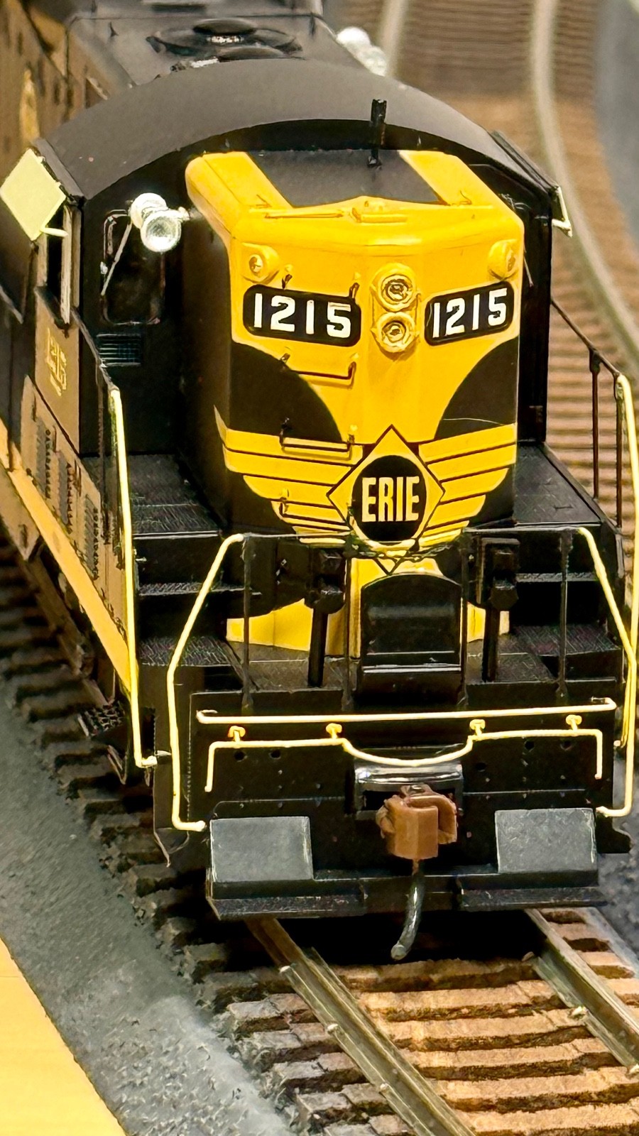 Two Athearn Genesis Erie GP-7 AHTG62572 & AHTG62574