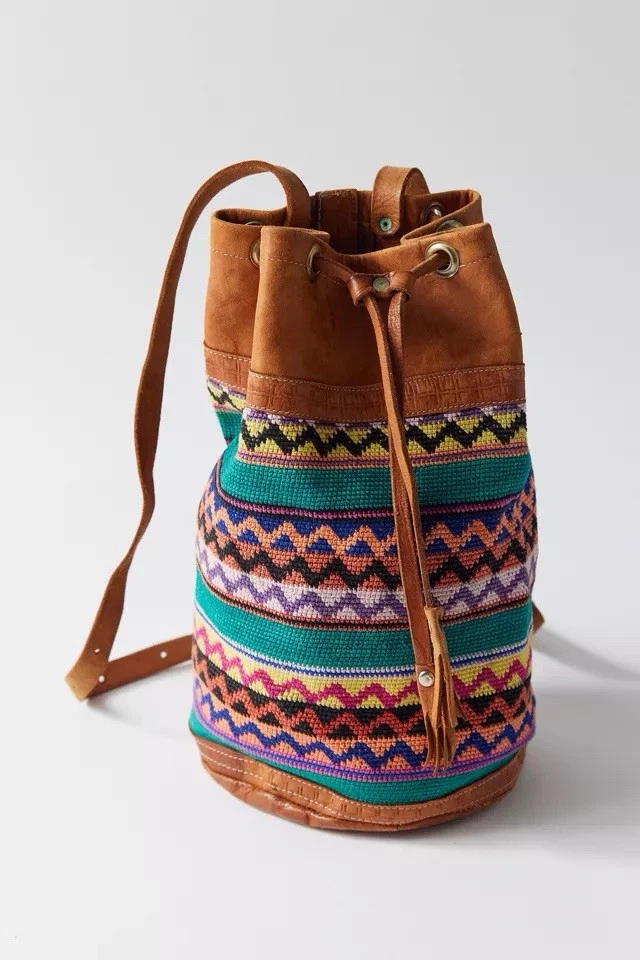 Bolso Bandolera Urban Outfitters Cuero Borde Colorido Tejido Cordón Cubo Foto 3 de 4