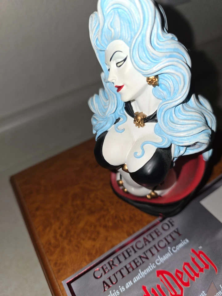 Busto Diamond Select Lady Death 6" con base de madera Foto 3 de 4