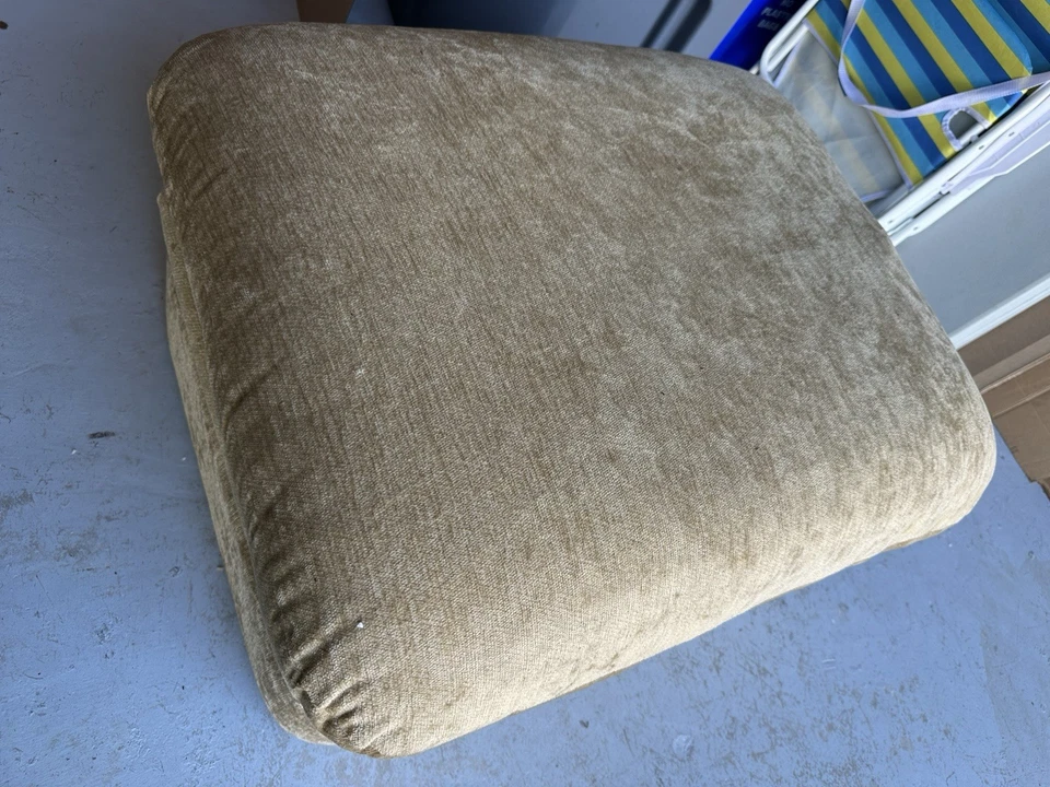 Reposapiés otomano beige chenilla Foto 2 de 4