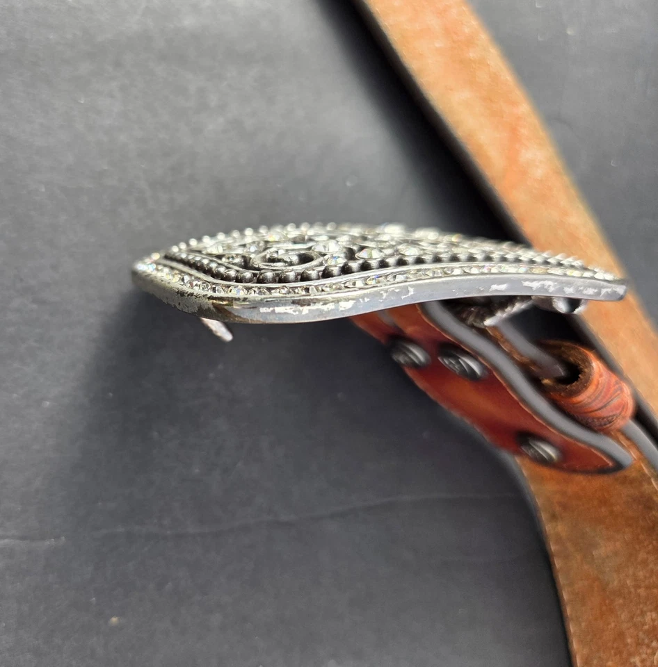 Cinturón de cuero marrón para mujer ARIAT con hebilla Fillagree de estrás plateada Foto 3 de 4