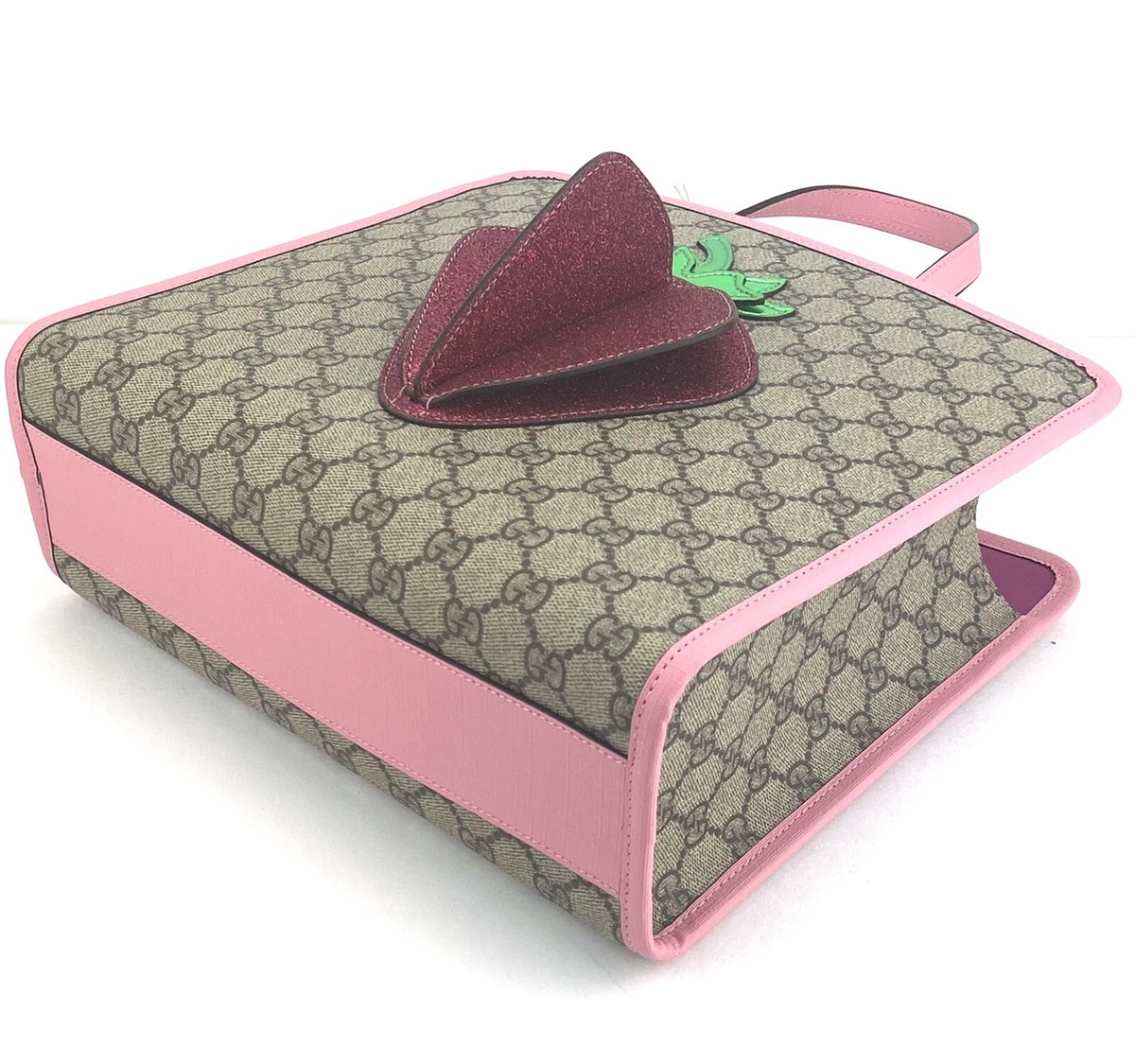 グッチ GGスプリーム 3Dストロベリー トートバッグ 630589 Gucci #630589 GG Supreme Junior 3D Strawberry Tote Bag, NWT