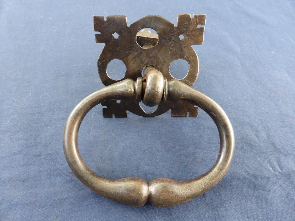 Ancienne Poignée anneau largeur 10,6 cm rosace ouvragée Fer forgé porte - Photo 1/4