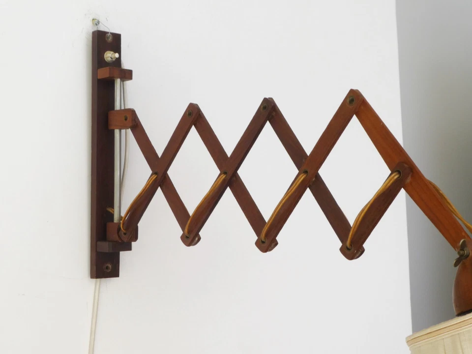 Lámpara de pared de tijera vintage, luz de acordeón extensible de madera danesa de mediados de siglo Foto 2 de 4