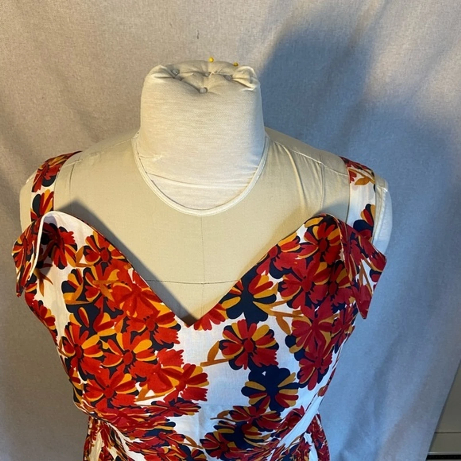 Safari Hat & Abbigliamento Company Off White & Red Floreale Abito Senza Maniche Taglia L