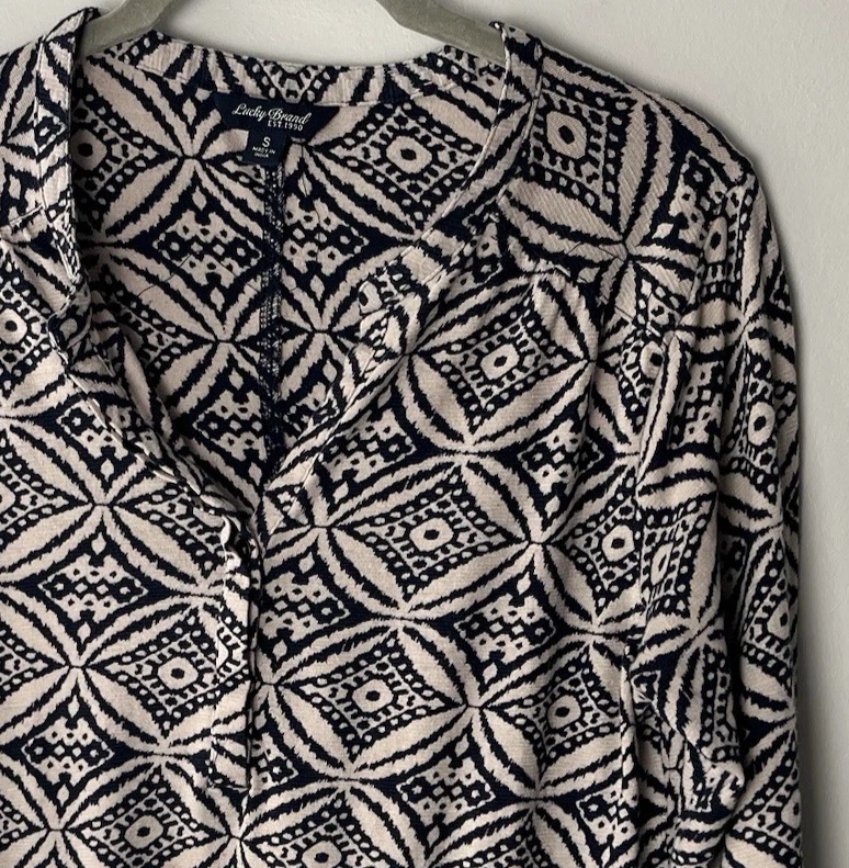 Lucky Brand Top Size Small Blouse Shirt 3/4 Sleeves Navy Blue Beige Back Slit - Image 3 of 4