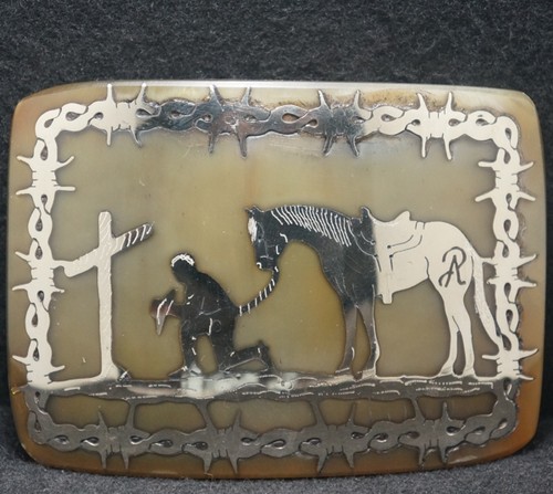 XE13141 *NOS* VINTAGE 1970s **MAN KNEELING AT CROSS** RELIGIOUS ART BELT BUCKLE