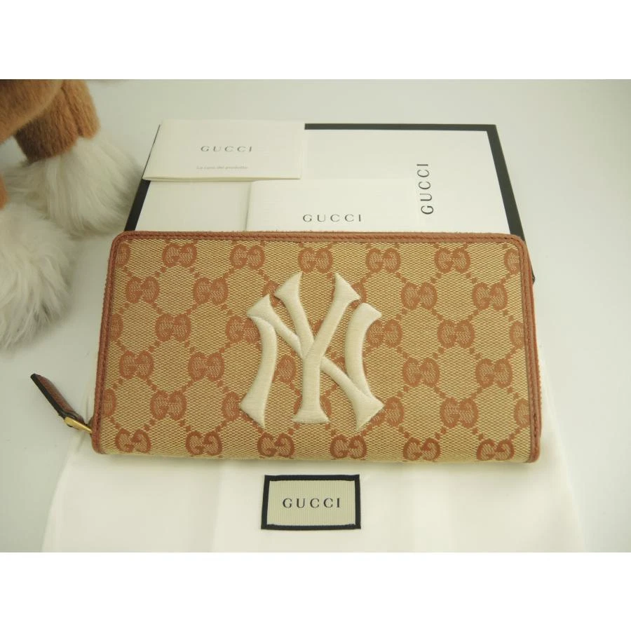 Portefeuille long beige Gucci Yankees GG Supreme marron zippé avec sac de rangement