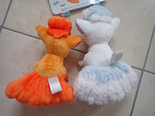POKEMON CENTER JAPAN ALOLAN VULPIX PLUSH MAGNETIC MASCOT KEYCHAIN - BRAND NEW - Picture 3 of 7