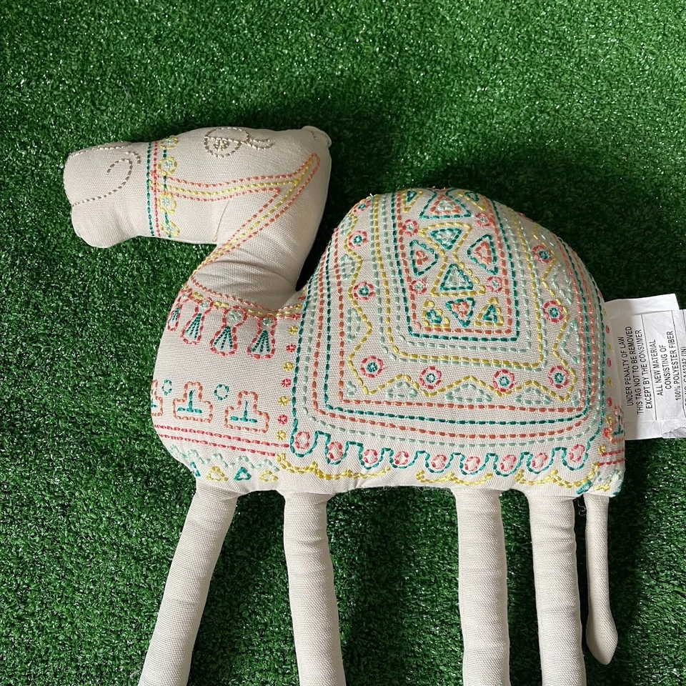 Almohada decorativa bronceada de felpa Pillowfort camel con costuras bordadas a lo largo Foto 4 de 4