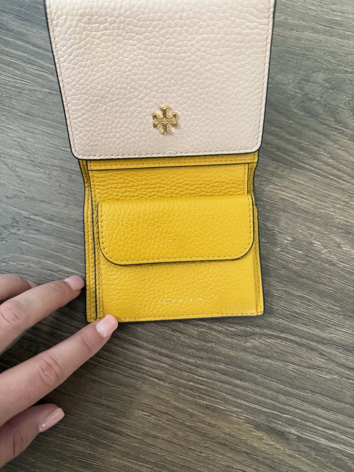 Lindo diseño de cuero Tory Burch Blake bloque de color triple pliegue Foto 4 de 4