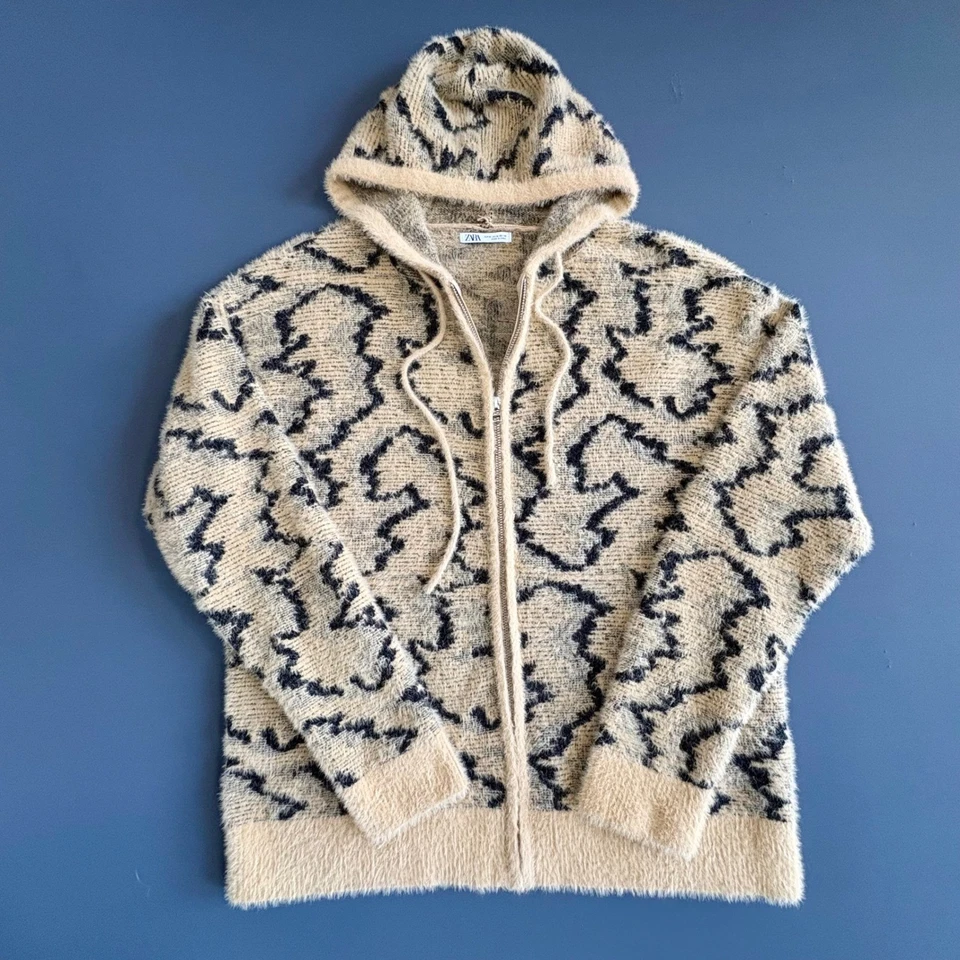 Chaqueta con capucha difusa con cremallera para mujer Zara | Talla mediana | Camuflada negra y crema Foto 2 de 4