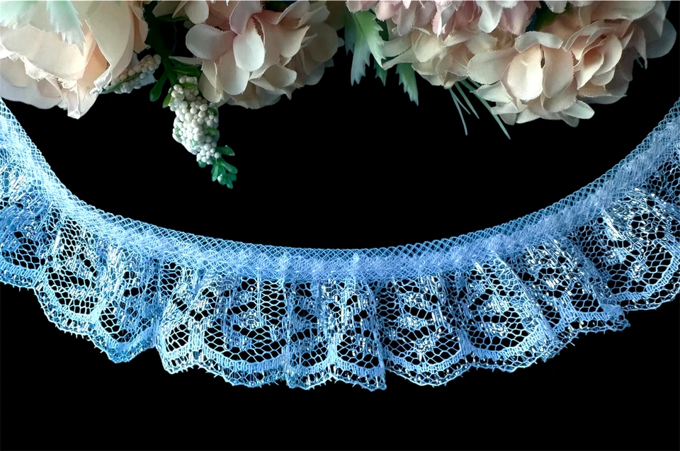 Encaje con volantes de 1 pulgada de ancho blanco/plateado precio por yarda Foto 3 de 4