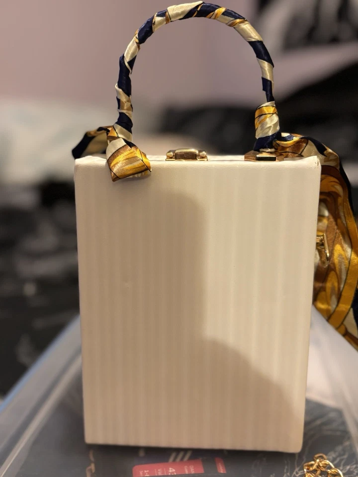 Bolso de mano caja cara mujer novedoso. & Origen Desconocido. Viene con correa de eslabones de cadena Foto 2 de 4