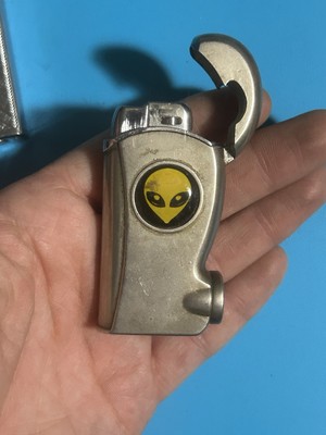 SILVER-SPACE ALIEN METAL CIGARETTE TORCH LIGHTER LIGHTS UP