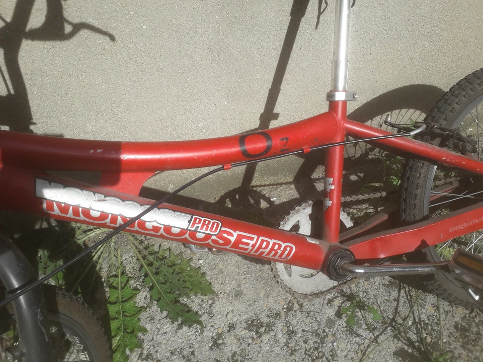  BMX rouge vintage Mongoose bon état, avec pegs - Photo 3/4