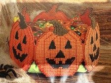   JACK-O-LANTERN TREAT BASKET ''  PLASTIC CANVAS PATTERN  
