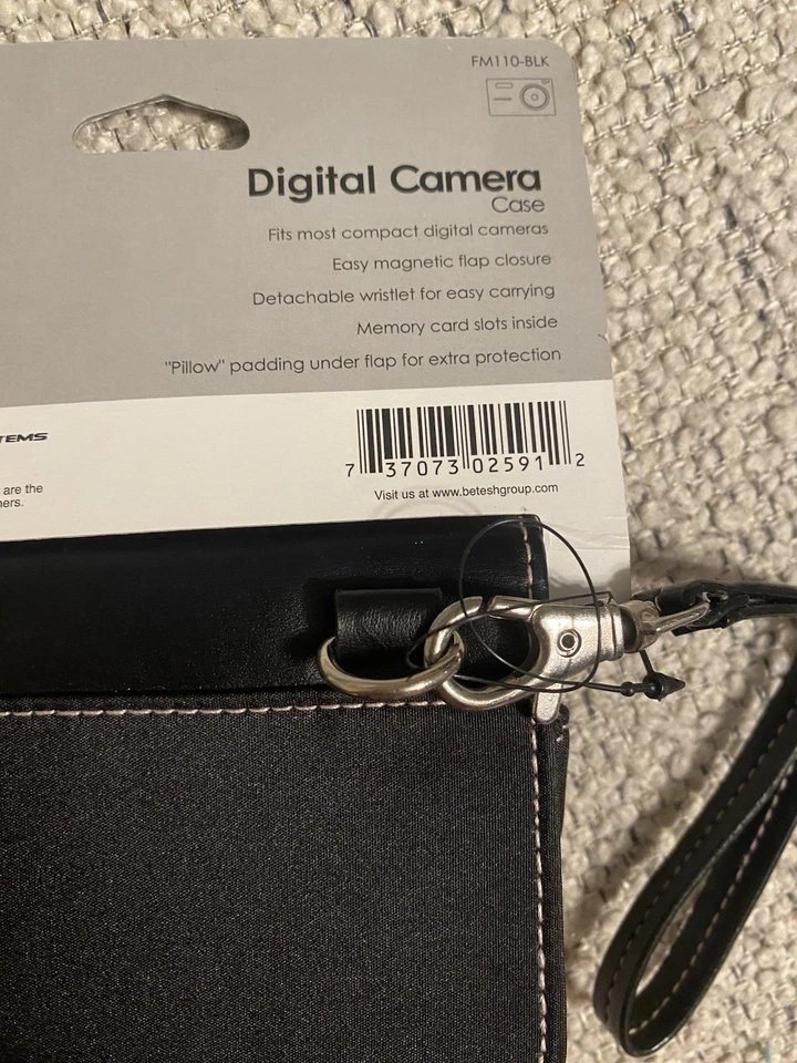 icon 小巧型数码相机保护壳黑色和粉色带表带 — 第 4/4 张图片