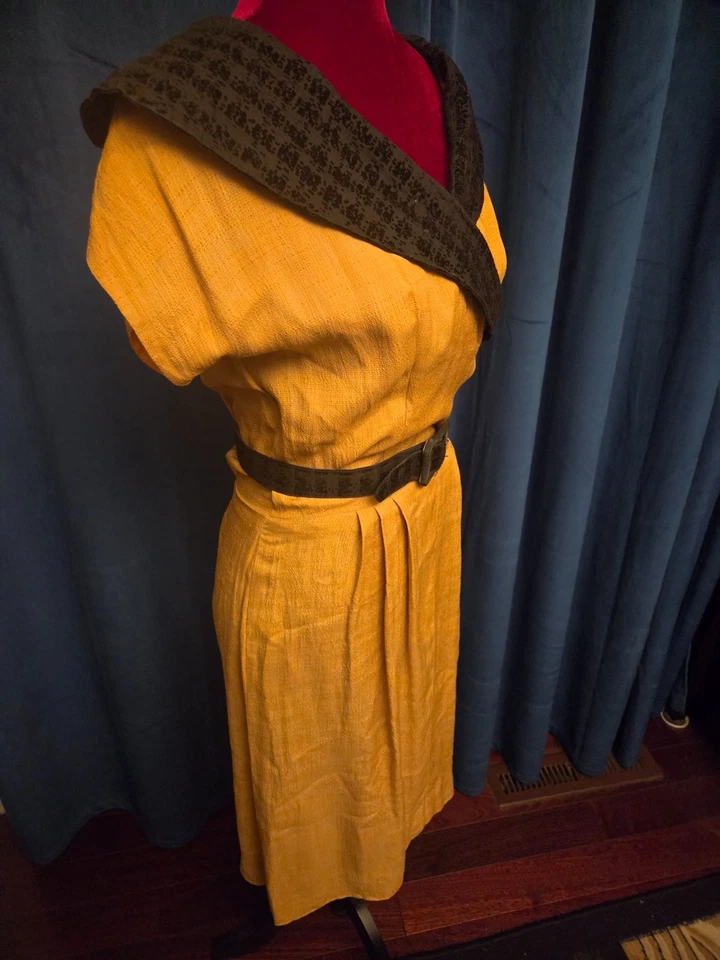 Lucille Ball 拥有和磨损 50 年代黄金丝绸和天鹅绒来自造型师 Sydney Guilaroff — 第 4/4 张图片