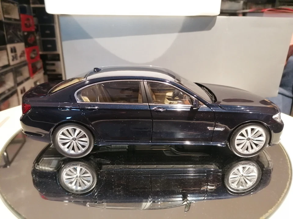 Kyosho 1/18 BMW 750li F02 Long Version Imperial Blue Metallic MINT Box Dealer - Immagine 4 di 4