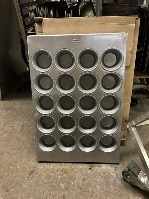 Chicago Metallic 44705 Muffin/Pecan Roll Pan, Makes (20) 3 11/16" Muffins,