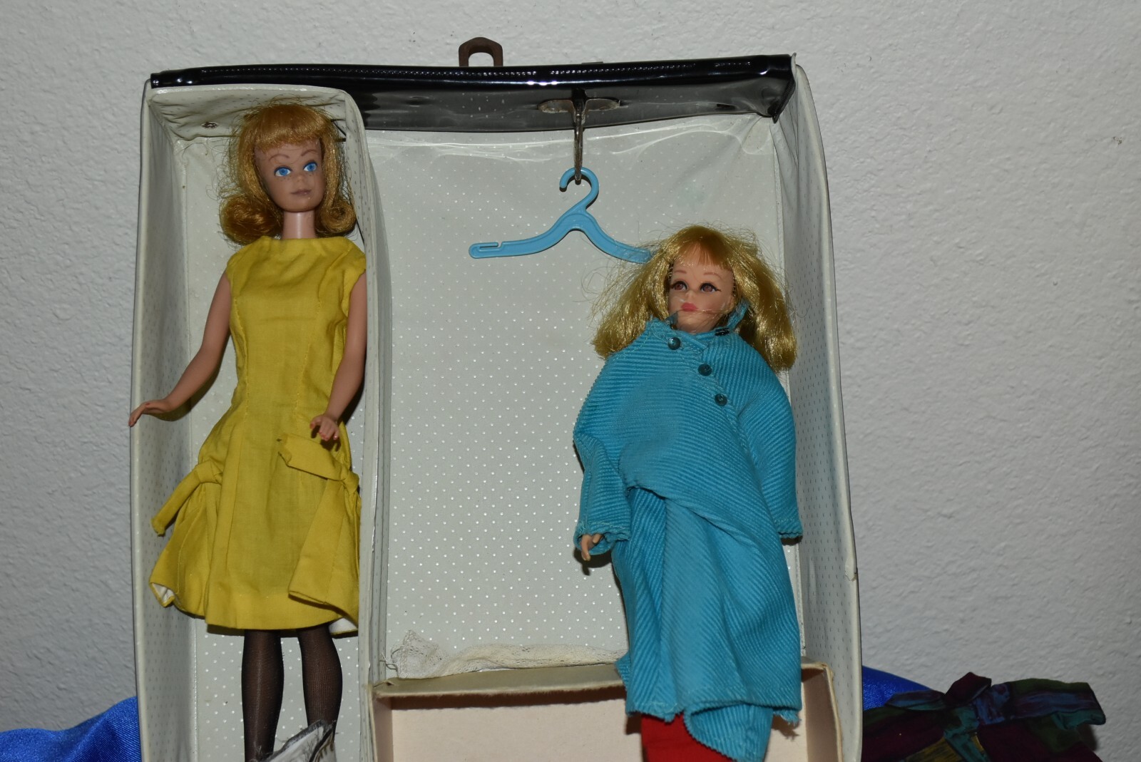Vintage 1960's Barbie & Midge DOLLS in 1962 Case w Clothing