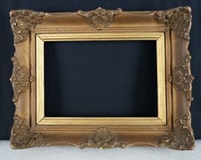 Cornice a doratura bruna in legno scolpito con applicazioni in gesso, XIX secolo