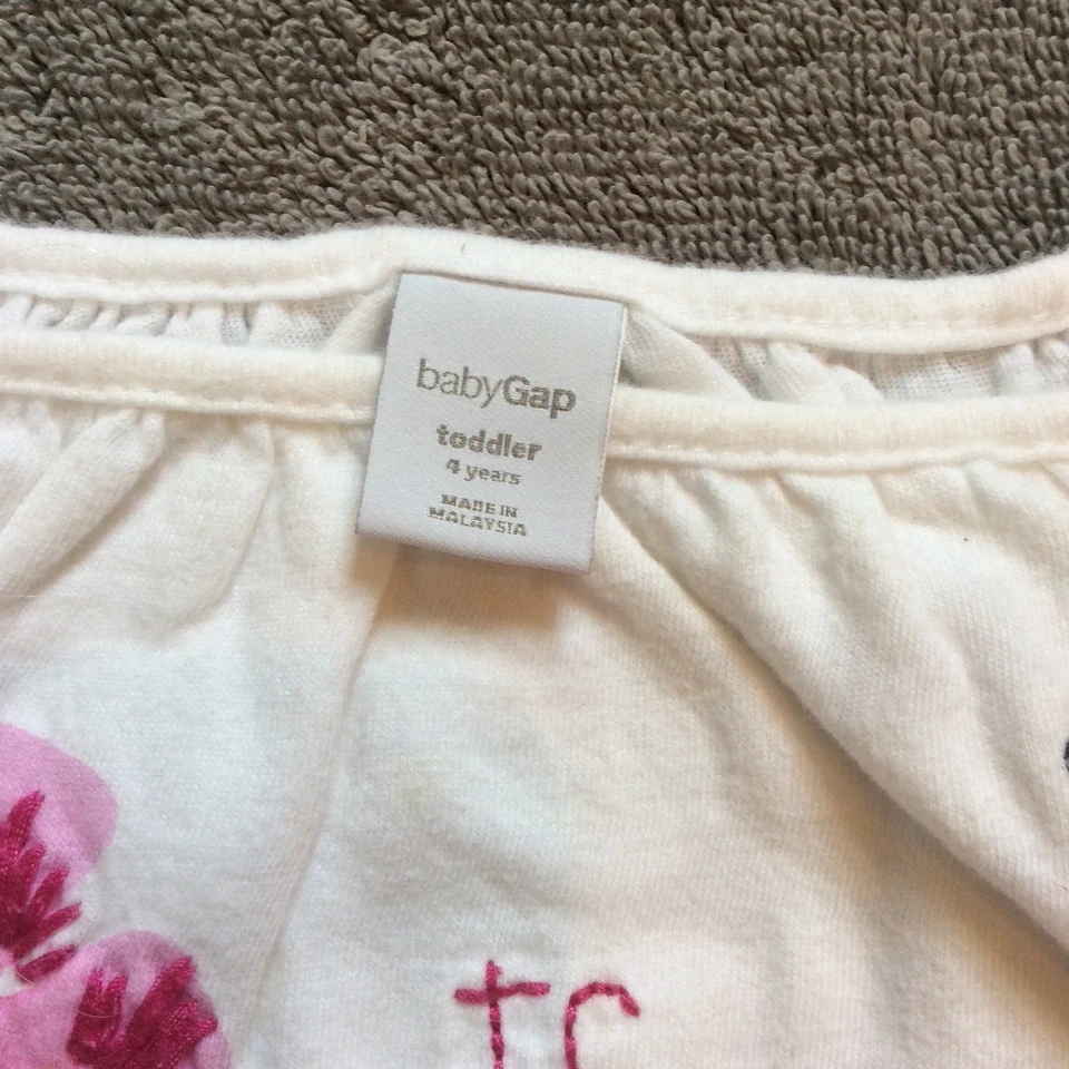 BabyGap Niñas Pantalones Capri Bronceados Botones con Camisa Cosida Blanca Conjunto Talla 3T Foto 3 de 4