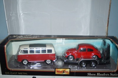 Maisto Volkswagen Camper (samba) and Beetle 1:24 Diecast Ref 32913