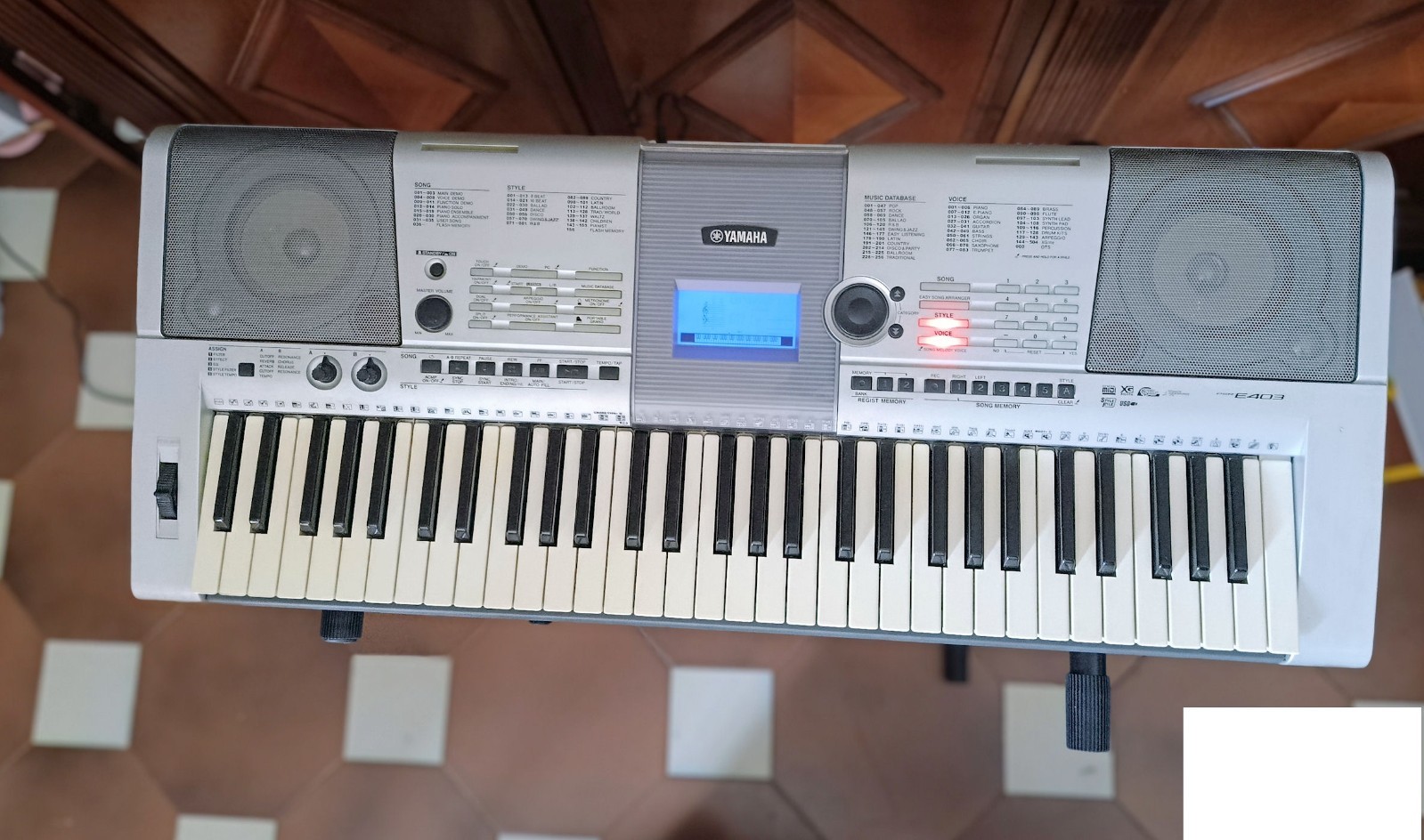 Yamaha PSR-E403 Tastiera 61 Tasti Dinamici con Alimentatore Originale Cavalletto