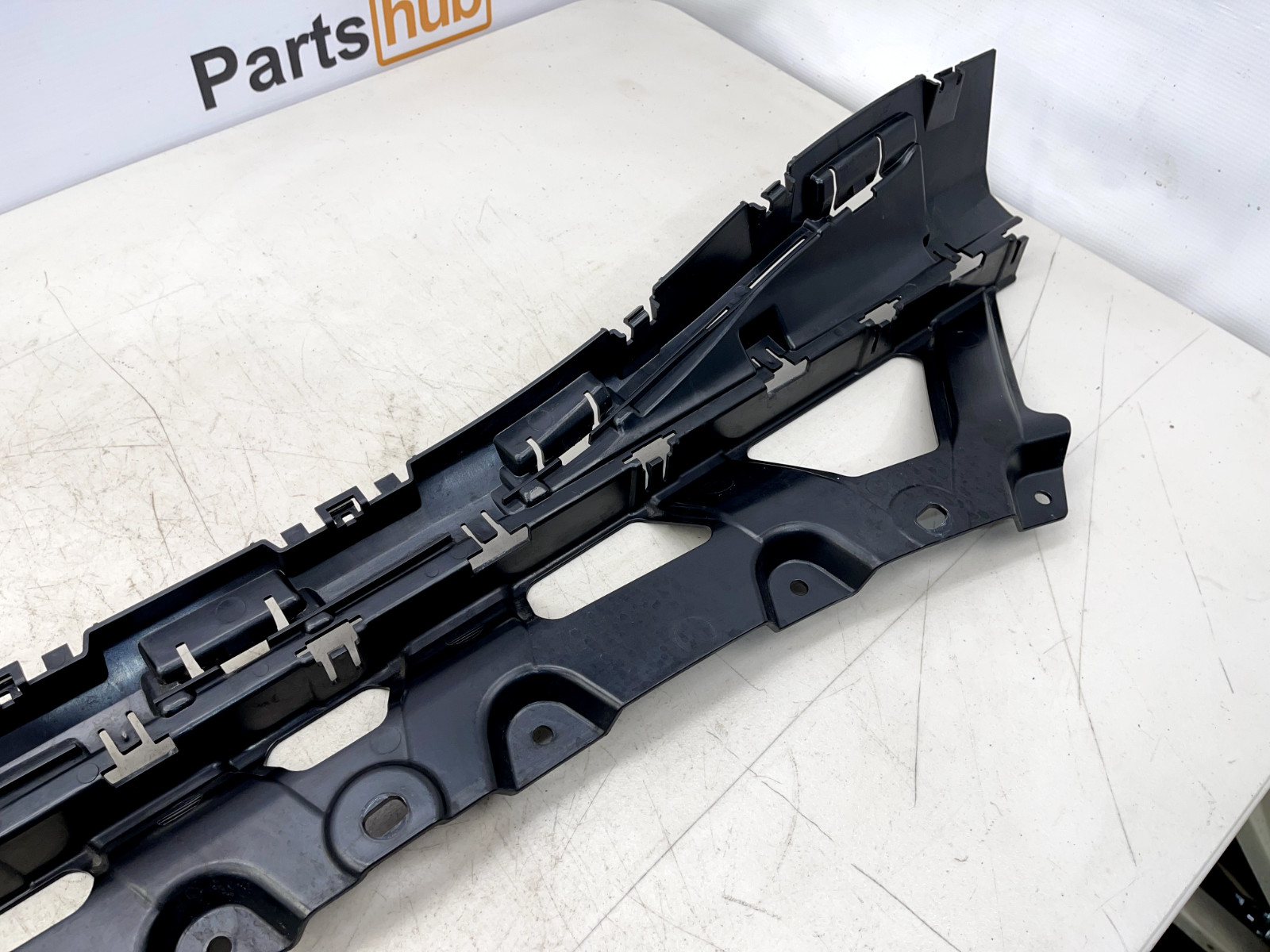 2014-2020 BMW i8 LEFT DRIVER UPPER SIDE SKIRT Rocker MOUNTING Bracket 7336373