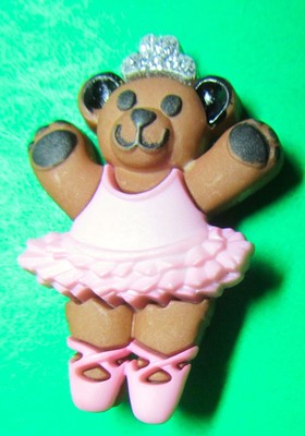 (1) 1 1/2'' BALLET SLIPPERS TUTU TIARA BROWN BEAR PLASTIC NOVELTY BUTTON (Q488)