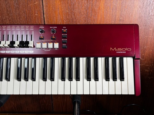 Hammond M-Solo Portable Organ - Burgundy w/ gig bag - Picture 3 of 11