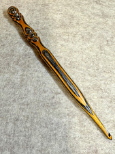 Hand carved Bumblebee WOOD YARN CROCHET HOOK Size G