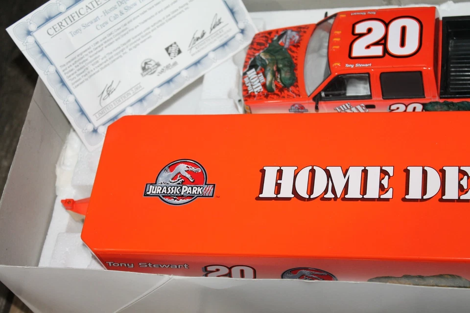 Remolque de exhibición Action Tony Stewart #20 Home Depot Jurassic Park III 2001 doble cabina  Foto 3 de 4
