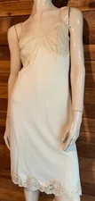 VINTAGE 1970s WONDERMAID BEIGE NON CLING STYLE 2940 A SIZE 32 FULL SLIP   #15191