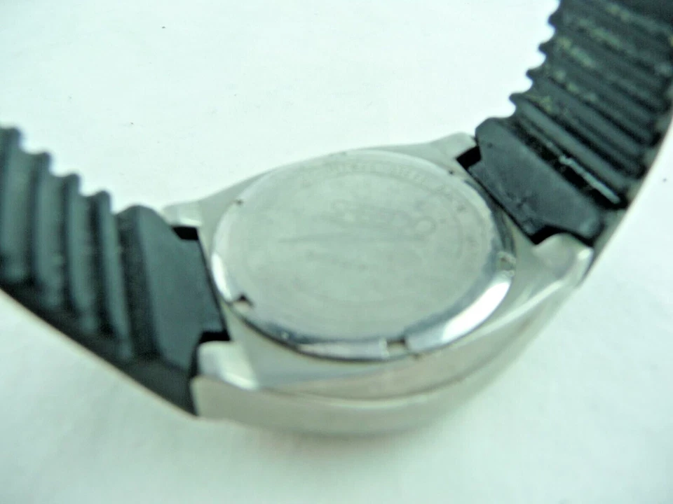 The Speedo Sports Men Watch features a durable rubber strap - Image 4 of 4