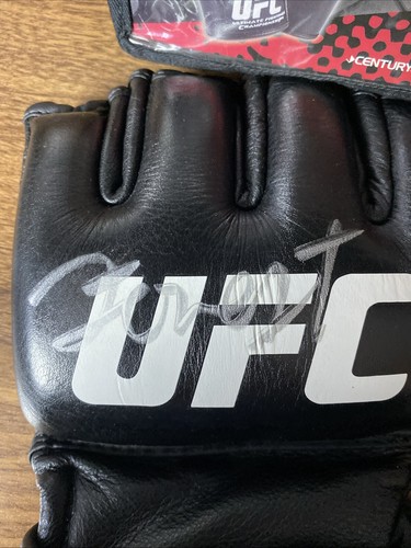 FORREST GRIFFIN SIGNED AUTO'D UFC OFFICIAL FIGHT GLOVES - Picture 3 of 6