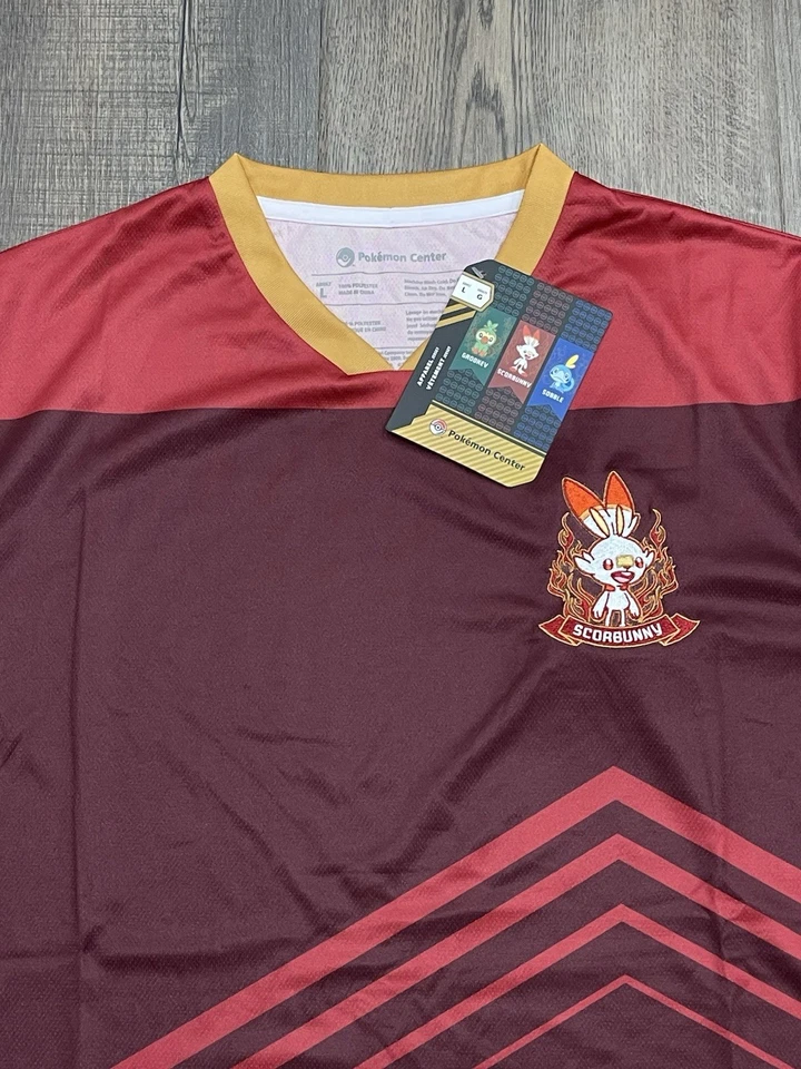 Camiseta de fútbol Pokemon Center Scorbunny bordada talla grande - nueva con etiquetas Foto 2 de 4