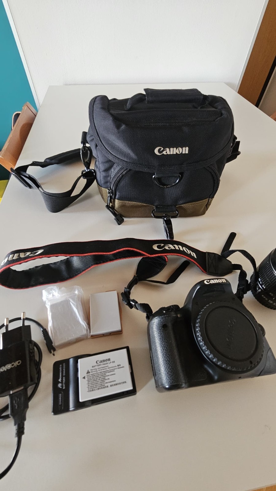 Canon EOS 550D con obiettivo EF-S 18-55mm foto 2