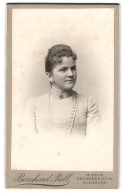 Fotografie Bernhard Prill, Lübeck, Breitestrasse 97, Lächelnde junge Dame mit S 