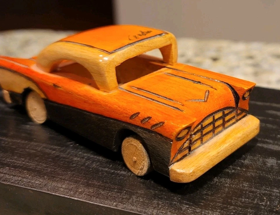 Chevy retro de madera tallada a mano 1957 (firmado por el artista cubano Luis Gustavo) Foto 2 de 4