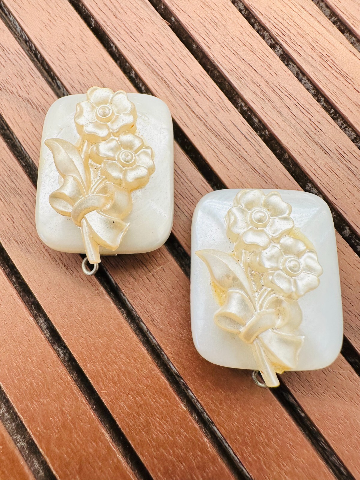 Vintage White Flower Design Rectangular Shape Sho… - image 1