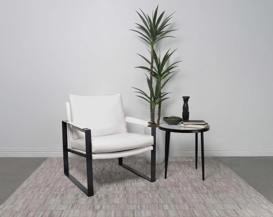 Silla tapizada Rosalind con brazo de oruga blanca Foto 4 de 4